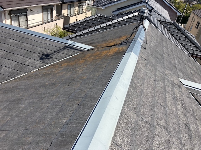 名古屋市緑区でスレート屋根の現調・コロニアルNEOが使用されており反りが発生していました